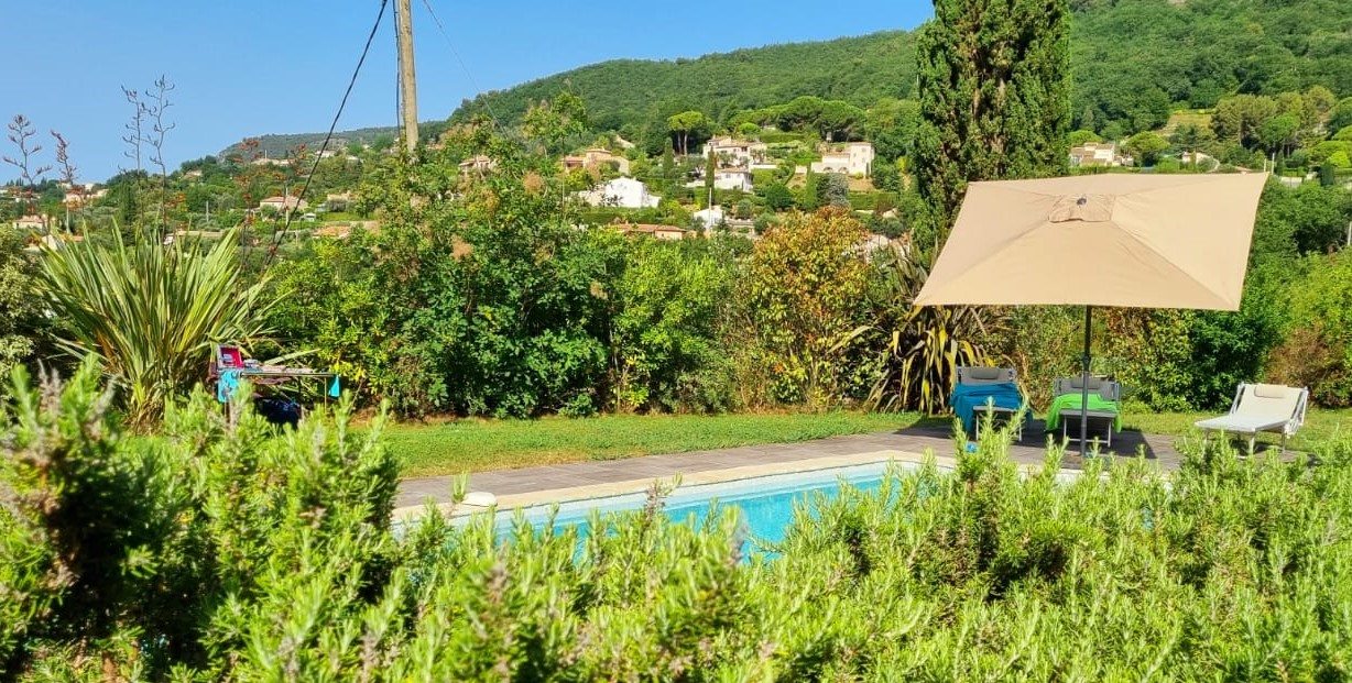 piscine et ciel horisontal